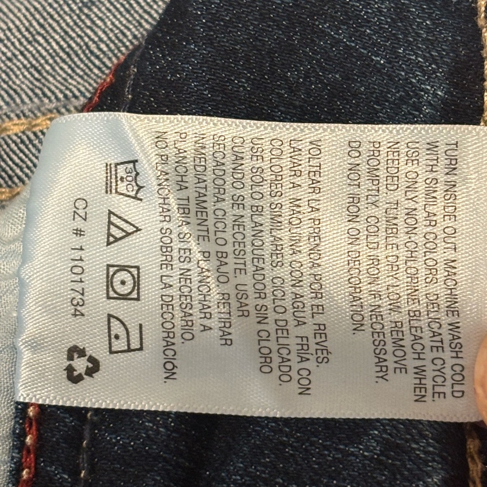 Wallflower Luscious Curvy fit Dark Wash Denim Jeans, 23.5” crop, size 5/27 reg - Picture 6 of 11